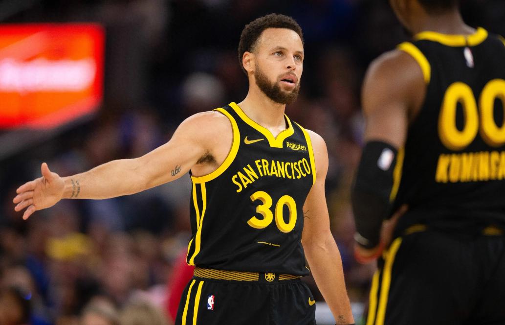 J9-关于库里连续五场比赛得分超过比赛规则变更，澳大利亚队不断突破！观众掌声雷动的信息