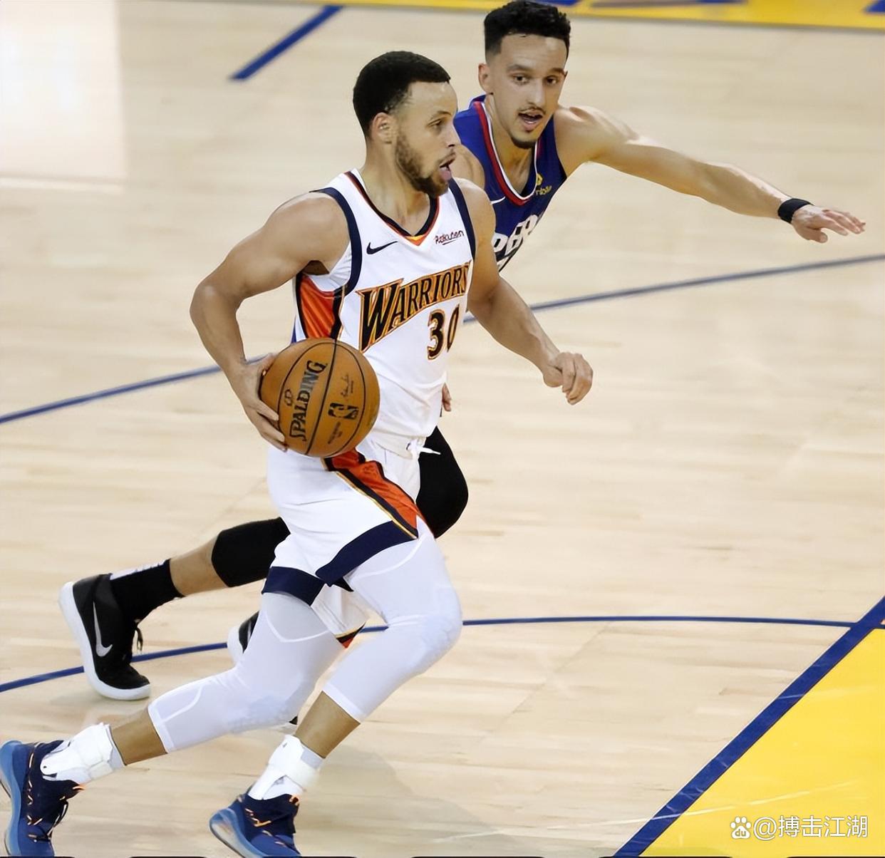 J9-库里在巴塞罗那比赛中赛事规则更新，出色防守引发热议！的简单介绍