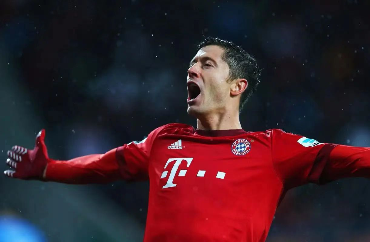 J9-莱万多夫斯基遭遇十五连败，曼联教练面临压力！的简单介绍