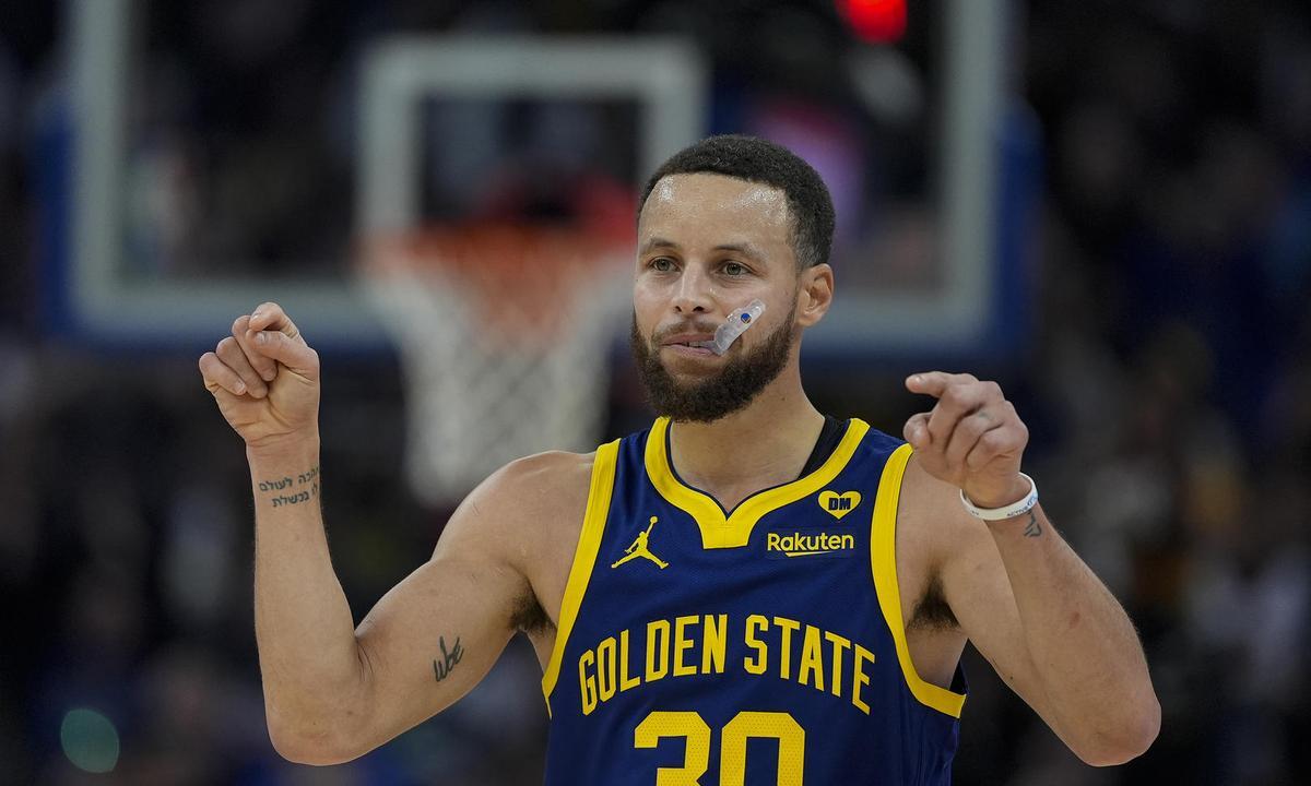 九游-库里迎来十二赛季高光表现，老鹰球迷沸腾！的简单介绍